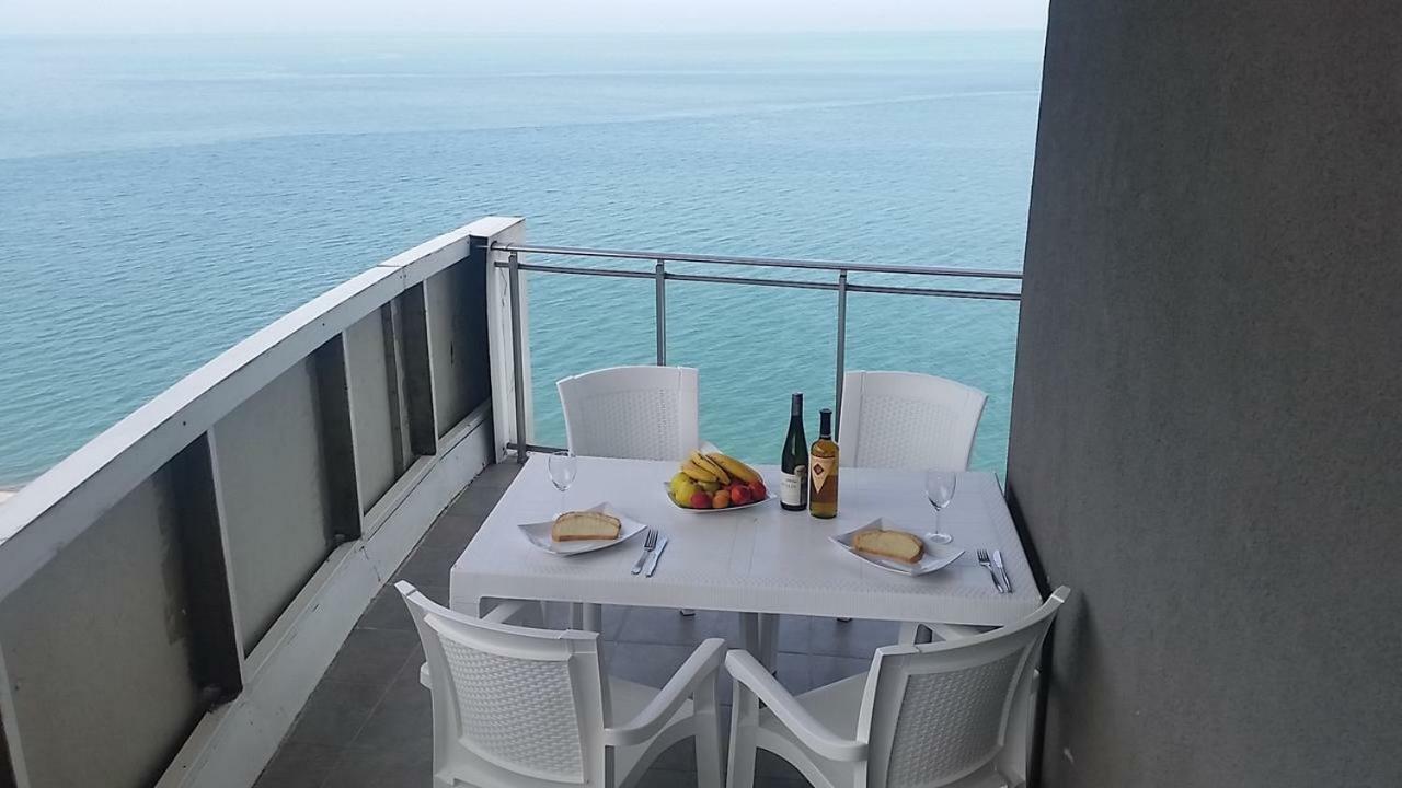 SEA-VIEW Beluga & Dolphin Luxury HOTEL apartments Batumi Bagian luar foto