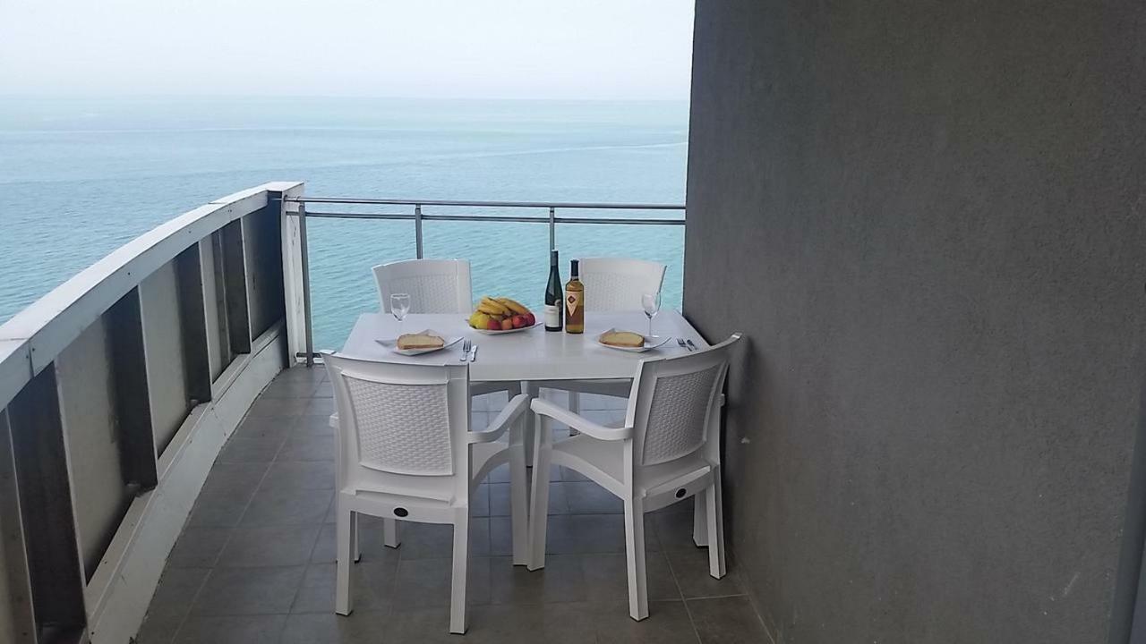 SEA-VIEW Beluga & Dolphin Luxury HOTEL apartments Batumi Bagian luar foto